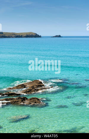 Die schönen türkisblauen Meer in Fistral Bay in Newquay in Cornwall. Stockfoto