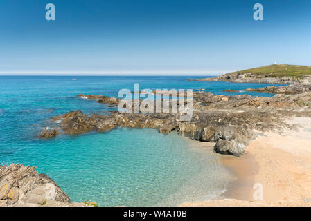 Die schöne türkisblaue Meer rund um die Küste von wenig Fistral in Newquay in Cornwall. Stockfoto