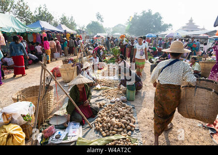 Indein, Myanmar - März 2019: birmanischen Volkes Shopping auf der Straße Bauernmarkt, Kartoffel Kauf Stockfoto