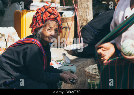 Indein, Myanmar - März 2019: alte Burmesische Frau in traditioneller Kleidung von PaO dragon Menschen Stamm auf der Straße am Inle See. Stockfoto