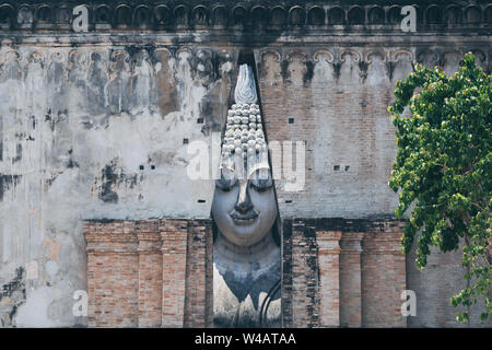 Buddha Statue im Wat Si Chum in der antiken Stadt Sukhothai, Thailand. Stockfoto