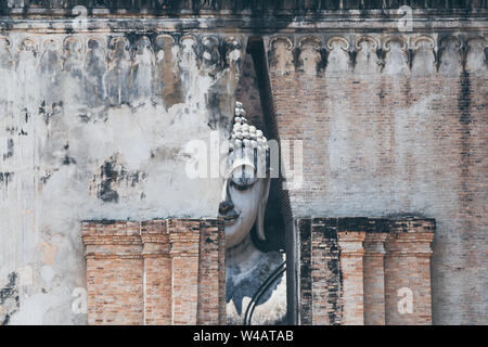 Buddha Statue im Wat Si Chum in der antiken Stadt Sukhothai, Thailand. Stockfoto