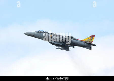 Spanische Marine EAV-8B Harrier II Plus fliegen am 20. Juli 2019 der RIAT 2019, RAF Fairford, Gloucestershire, VEREINIGTES KÖNIGREICH Stockfoto