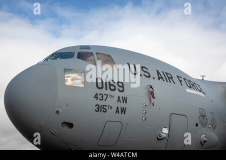 In der Nähe der Nase eines US Air Force C-17 Globemaster am 20. Juli 2019 an RAF Fairford, Gloucestershire, VEREINIGTES KÖNIGREICH Stockfoto