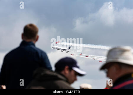 Rote Pfeile Formationsflug mit British Airways livery BOAC Boeing 747 am 20. Juli 2019 der RIAT 2019, RAF Fairford, Gloucestershire, UK Flying Stockfoto