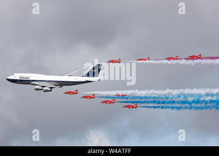 Rote Pfeile Formationsflug mit British Airways livery BOAC Boeing 747 am 20. Juli 2019 der RIAT 2019, RAF Fairford, Gloucestershire, UK Flying Stockfoto