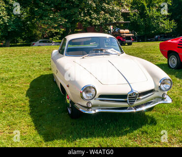 Ein 1961 weißen Alfa Romeo auf dem Display an der Pittsburgh Gran Prix, Pittsburgh, Pennsylvania, USA Stockfoto