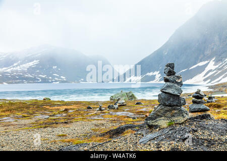 Stein Cairns am Djupvatnet See Geiranger, Sunnmore region, Mehr og Romsdal County, Norwegen Stockfoto