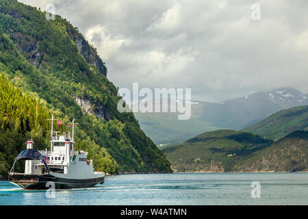 Auto- und Personenfähre Überqueren der Fjord mit Bergkulisse im Hintergrund, Tafjord, Mehr og Romsdal County, Norwegen. Norwegen Stockfoto