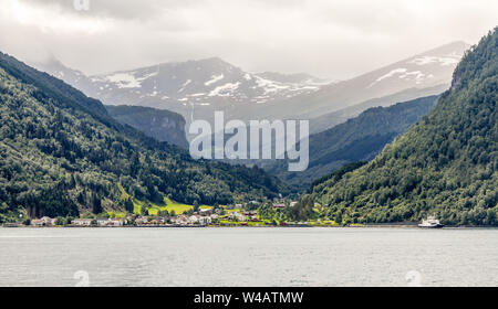 Vatne norwegischen Dorf am Tafjord mit Bergen im Hintergrund, Norddal Kommune, Østfold County, Norwegen. Stockfoto