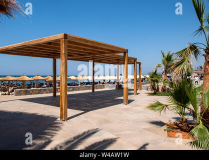 Malia, Kreta, Griechenland - Dezember 18, 2019: Liegen am Strand in Malia auf Kreta, Griechenland Stockfoto