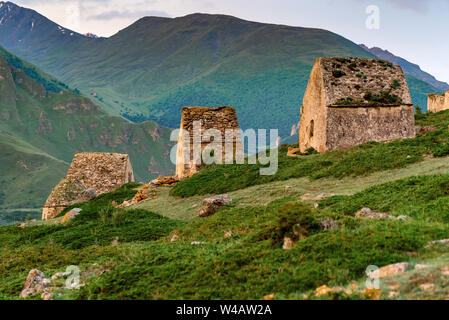 Blick auf die mittelalterliche Gräber in der Stadt der Toten in Eltyulbyu, Kabardino-balkarien, Russland Stockfoto