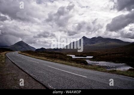 Blick auf die Cuillin Mountains aus einem Straßenrand auf der Insel Skye, Schottland Stockfoto