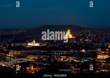 Panoramablick über Nacht Tiflis, der Hauptstadt Georgiens mit Blick auf die Regierung und die Dreifaltigkeitskirche von Tiflis Stockfoto