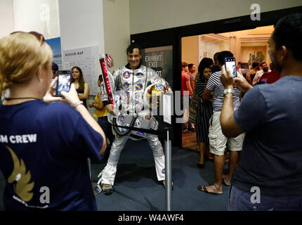 Washington DC, USA. 21. Juli, 2019. Ein Besucher seinen selbst konstruierten Raumanzug tragen wartet in der Linie der Raumanzug getragen von Astronaut Neil Armstrong während einer nächtlichen Feier zum Gedenken an den 50. Jahrestag der Apollo 11 Mondlandung am Smithsonian National Air und Space Museum in Washington, DC, USA, am 21. Juli 2019 zu sehen. Credit: Ting Shen/Xinhua/Alamy leben Nachrichten Stockfoto