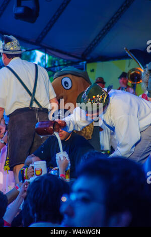 Villa General Belgrano - Oktober 04, 2009: gießen Freibier an Oktoberfest in Villa General Belgrano, Cordoba, Argentinien. Oktoberfest ist Ann Stockfoto