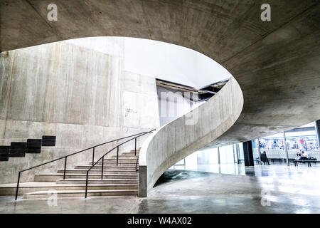 Innentreppe von der Tate Modern Blavatnik Gebäude, London, UK Stockfoto