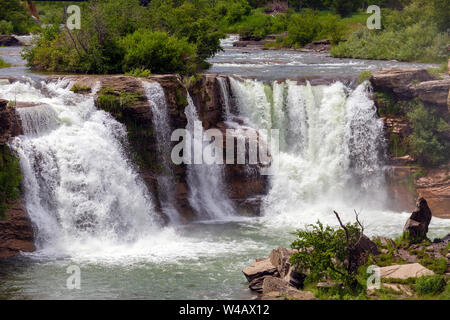 Lundbreck Falls ist ein Wasserfall des Crowsnest River im südwestlichen Alberta, Kanada entfernt in der Nähe des Weilers von Lundbreck. Stockfoto