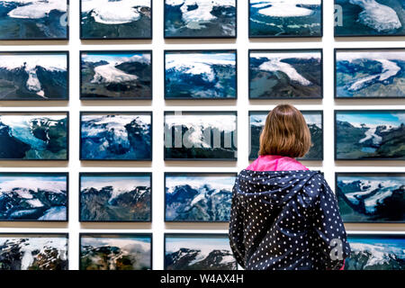 Frau suchen Am Gletscher Serie, 1999, Olafur Eliasson "im wirklichen Leben" 2019 Ausstellung in der Tate Modern, London, UK Stockfoto