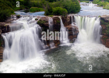 Lundbreck Falls ist ein Wasserfall des Crowsnest River im südwestlichen Alberta, Kanada entfernt in der Nähe des Weilers von Lundbreck. Stockfoto