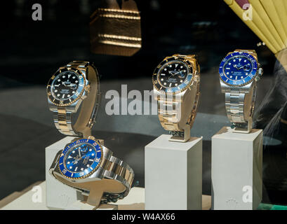 Barcelona, Spanien - Jun 1, 2018: neue Moderne letzte Sammlung von Luxus handgelenk Schweizer Uhren von Rolex Submariner Modell in der offiziellen Store Distributor store Showcase in Barcelona hergestellt Stockfoto