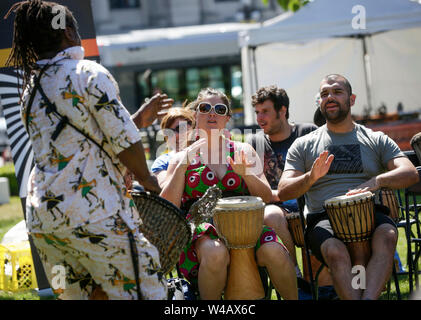 Vancouver, Kanada. 21. Juli, 2019. Menschen Leistung drum während der afrikanischer Abstammung Festival in Vancouver, Kanada, 21. Juli 2019. Die afrikanischer Abstammung Festival, das in Vancouver am 20. Juli und 21 gehalten wird, soll die kulturelle Vielfalt der Menschen afrikanischer Abstammung leben in Vancouver zu feiern. Credit: Liang Sen/Xinhua/Alamy leben Nachrichten Stockfoto