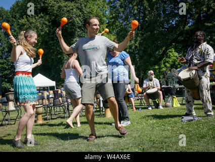 Vancouver, Kanada. 21. Juli, 2019. Menschen lernen auf die Trommel schlagen, während die afrikanischer Abstammung Festival in Vancouver, Kanada, 21. Juli 2019 zu tanzen. Die afrikanischer Abstammung Festival, das in Vancouver am 20. Juli und 21 gehalten wird, soll die kulturelle Vielfalt der Menschen afrikanischer Abstammung leben in Vancouver zu feiern. Credit: Liang Sen/Xinhua/Alamy leben Nachrichten Stockfoto
