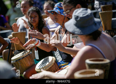 Vancouver, Kanada. 21. Juli, 2019. Menschen spielen afrikanische Trommeln zusammen während die afrikanischer Abstammung Festival in Vancouver, Kanada, 21. Juli 2019. Die afrikanischer Abstammung Festival, das in Vancouver am 20. Juli und 21 gehalten wird, soll die kulturelle Vielfalt der Menschen afrikanischer Abstammung leben in Vancouver zu feiern. Credit: Liang Sen/Xinhua/Alamy leben Nachrichten Stockfoto