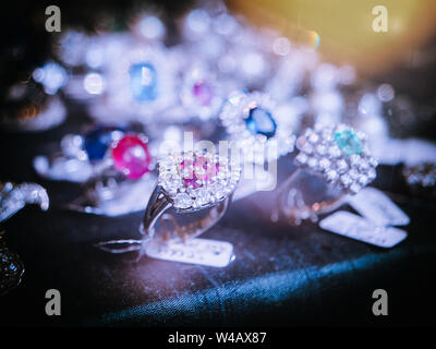 Defokussierten Blick auf juweliergeschäft mit Fokus auf den Ring mit magenta Edelsteine zum Verkauf als in Spanisch showcase Fashion Store gesehen Stockfoto