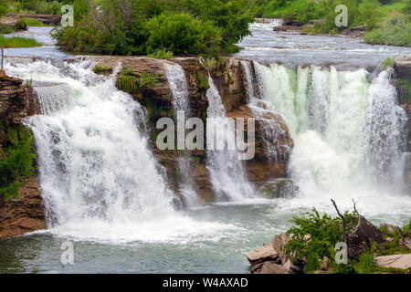 Lundbreck Falls ist ein Wasserfall des Crowsnest River im südwestlichen Alberta, Kanada entfernt in der Nähe des Weilers von Lundbreck. Stockfoto