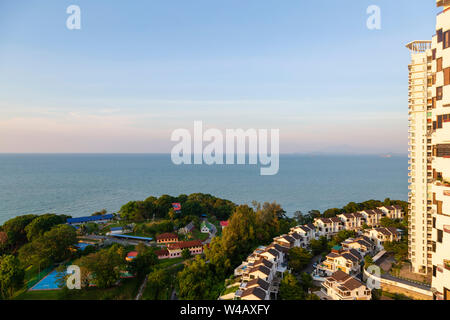 Doppelhaushälften in einem Wohngebiet, das Entwicklung in Batu Ferringhi Beach, Insel Penang, Malaysia. Stockfoto