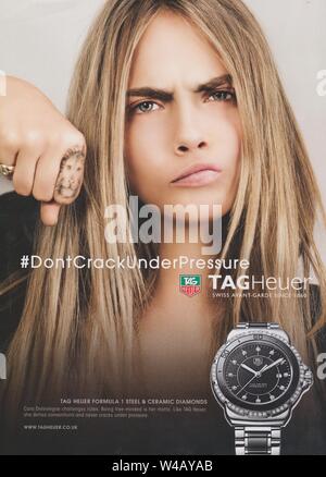 Plakat werbung TAG Heuer Uhren mit Cara Delevingne im Magazin von 2015, NICHT KNACKEN UNTER PRESSUERE Slogan, Werbung, kreative Werbung Stockfoto