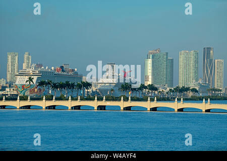 Kreuzfahrtschiffe abfahren HAUPTKANAL MACARTHUR CAUSEWAY HAFEN VON MIAMI, FLORIDA, USA Stockfoto