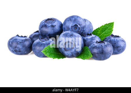 Heidelbeeren. Stapel von frischen Heidelbeeren mit Minze isoliert auf weißem Stockfoto