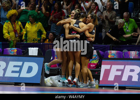 Neuseeland Spieler feiern nach dem Sieg im Finale gegen Australien, bei Tag 10 der Vitalität Netball Wm 2019, bei der die M&S-Bank Arena, Liverpool, England. Neuseeland Schlag Australien: 52-51 Stockfoto