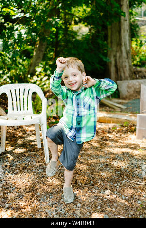 Gerade auf Porträt eines Jungen springen und Spielen Stockfoto