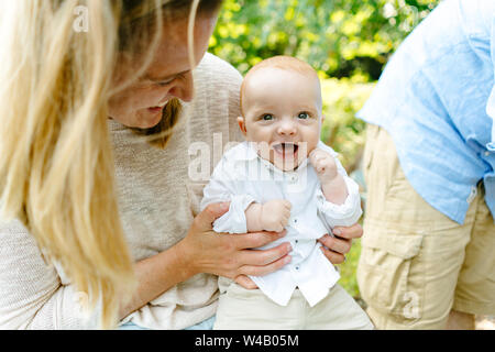 Closeup Porträt eines Jungen lachen beim Sitzen auf dem Schoß seiner Mutter Stockfoto