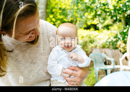 Nahaufnahme der Mutter und Sohn gemeinsam lachen Stockfoto