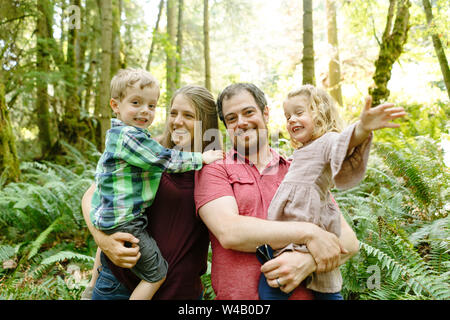 Gerade auf Porträt einer Familie von vier in den Wald Stockfoto