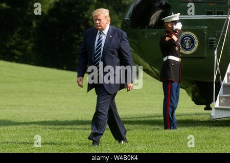 Washington DC, USA. 21st July, 2019. United States President Donald J. Trump arrives to the White House in Washington, DC, U.S. on July 21, 2019, following a weekend in Washington DC, USA. Credit: Stefani Reynolds/CNP | usage worldwide Credit: dpa/Alamy Live News Stockfoto