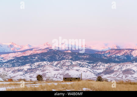 Schöne Colorado Sonnenaufgang mit schneebedeckten Berge und blauer Himmel Stockfoto