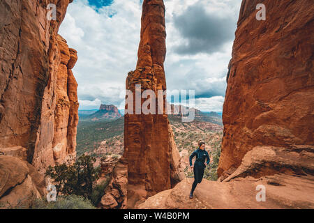 Weibliche Trail Runner auf Cathedral Rock Stockfoto