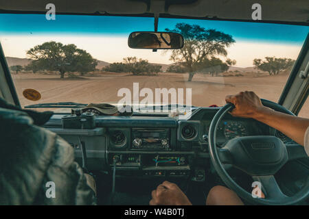 Off-Roading Sanddünen im 4x4 Stockfoto