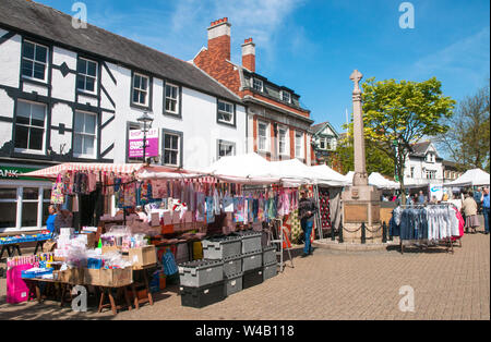 Wöchentliche Marktstände rund um kriegerdenkmal an einem sonnigen Tag auf dem Marktplatz in Poulton le Fylde Lancashire England Großbritannien Stockfoto