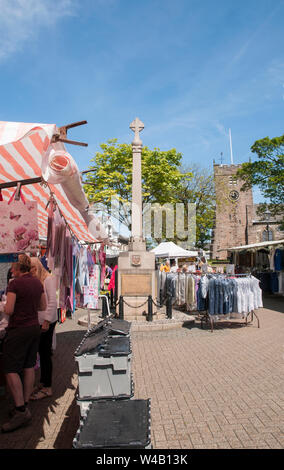 Wöchentliche Marktstände und Kriegerdenkmal an einem sonnigen Tag auf dem Marktplatz mit St Chads Kirche im Hintergrund Poulton le Fylde Lancashire England Großbritannien Stockfoto
