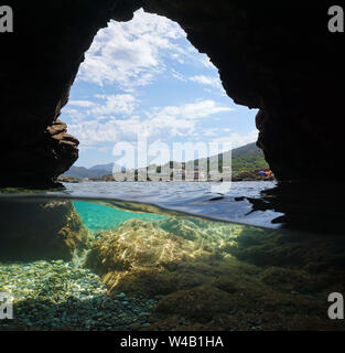 Küste aus in einer Höhle am Ufer des Meeres, geteilte Ansicht über und unter Wasser, Mittelmeer, Spanien, El Port de la Selva, Costa Brava, Katalonien Stockfoto