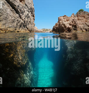 Enge Passage zwischen den Felsen an der Küste, geteilte Ansicht über und unter Wasser, Mittelmeer, Spanien, Costa Brava, Calella, Katalonien Stockfoto