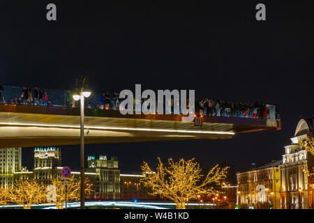 Moskau, Russland - Januar 9, 2019: Moskvoretskaya Damm im Winter. Der Blick auf das Fragment der einzigartige schwimmende Brücke im Park Zaryadye an Stockfoto