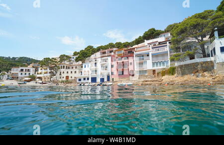 Waterfront von einem wunderschönen mediterranen Dorf an der Costa Brava in Spanien, von der Wasseroberfläche gesehen, Sa Tuna, Begur, Katalonien Stockfoto