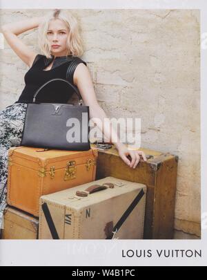 Plakat werbung Louis Vuitton Handtasche mit Michelle Williams Schauspielerin in Papier Magazin aus 2015, Werbung, kreative Werbung von 2010 s Stockfoto